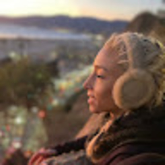 Meet your Posher, Full circle beauty room - Picture 1 of 1